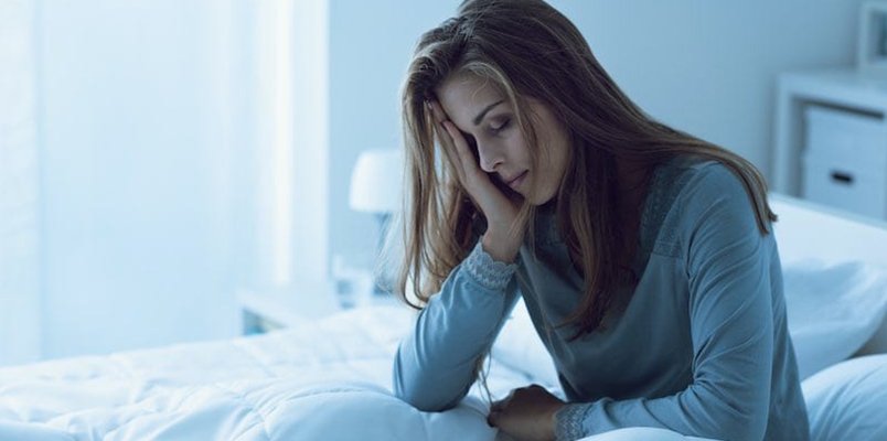 kobieta zmagająca się z bezsennością i napięciem – wsparcie snu dzięki REM Super Patch